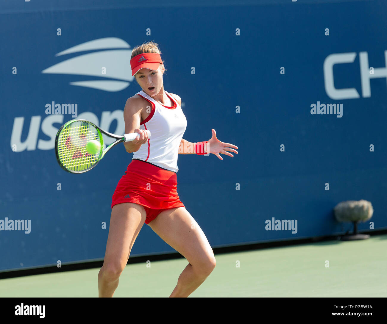Anna Kalinskaya von Russland liefert Kugel während qualifizierender Tag 4 gegen Madison Brengle der USA bei US Open Tennis Meisterschaft an USTA Billie Jean King National Tennis Center (Foto von Lew Radin/Pacific Press) Stockfoto