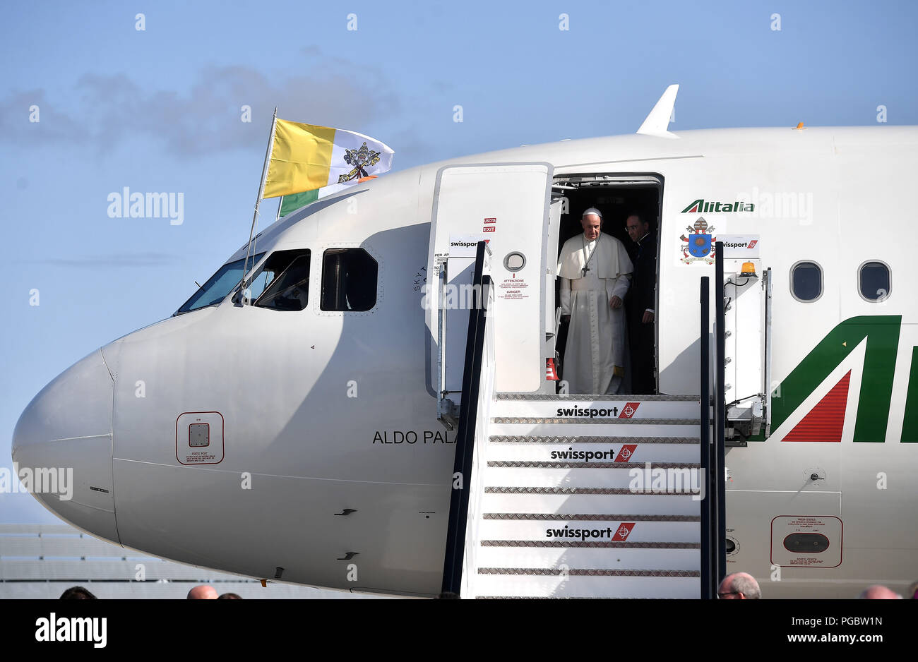 Papst Franziskus disembarks aus dem Flugzeug, als er am Flughafen von Dublin angekommen, als er am Flughafen von Dublin angekommen, als er am Flughafen Dublin ankommt, zu Beginn seines Besuchs in Irland. Stockfoto