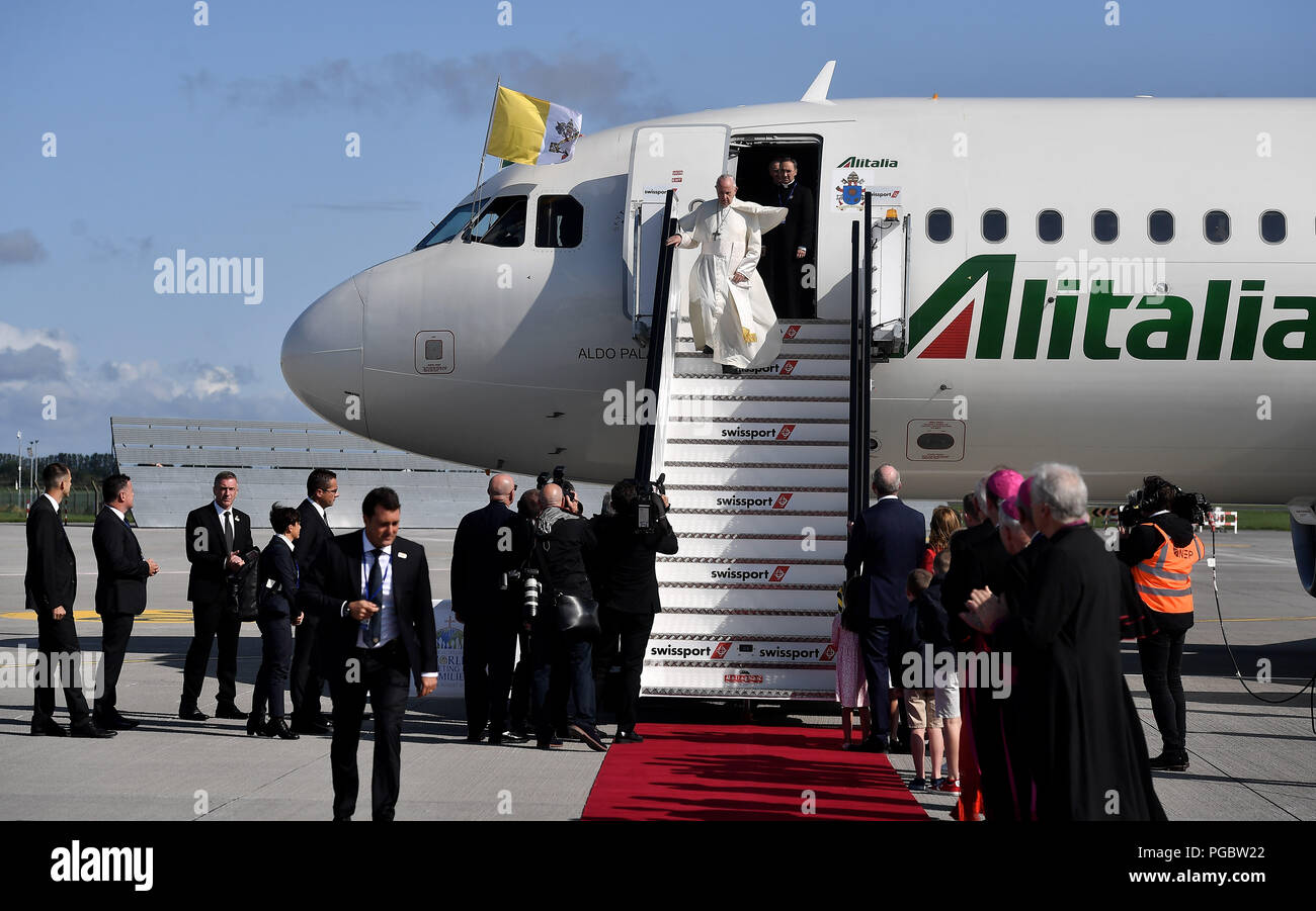 Papst Franziskus disembarks aus dem Flugzeug, als er am Flughafen von Dublin angekommen, als er am Flughafen von Dublin angekommen, als er am Flughafen Dublin ankommt, zu Beginn seines Besuchs in Irland. Stockfoto