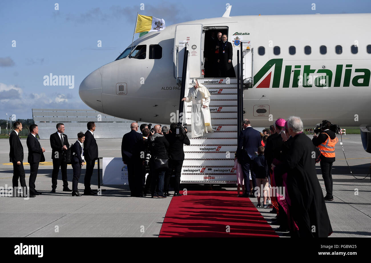 Papst Franziskus disembarks aus dem Flugzeug, als er am Flughafen von Dublin angekommen, als er am Flughafen von Dublin angekommen, als er am Flughafen Dublin ankommt, zu Beginn seines Besuchs in Irland. Stockfoto