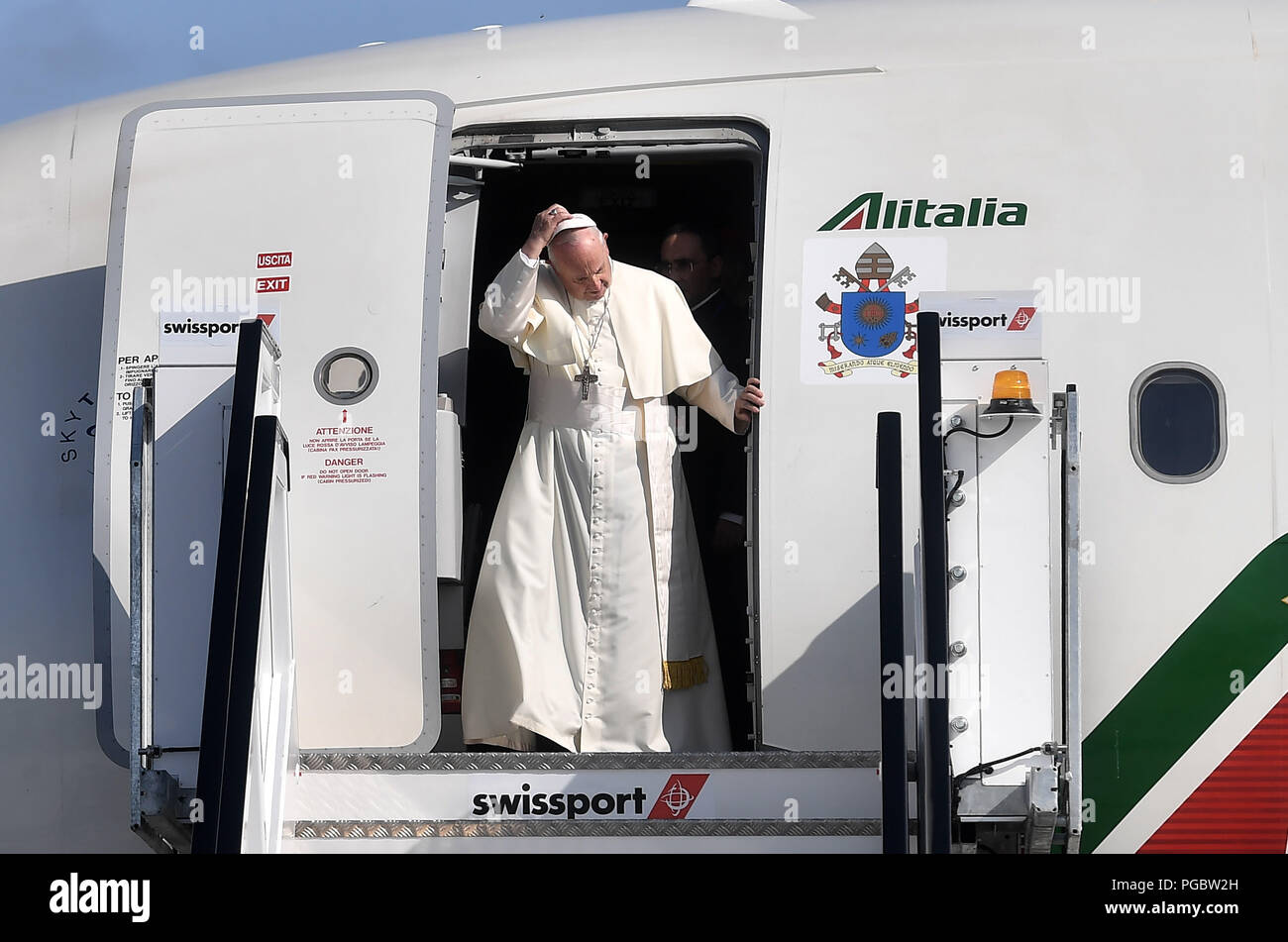 Papst Franziskus disembarks aus dem Flugzeug, als er am Flughafen von Dublin angekommen, als er am Flughafen von Dublin angekommen, als er am Flughafen Dublin ankommt, zu Beginn seines Besuchs in Irland. Stockfoto