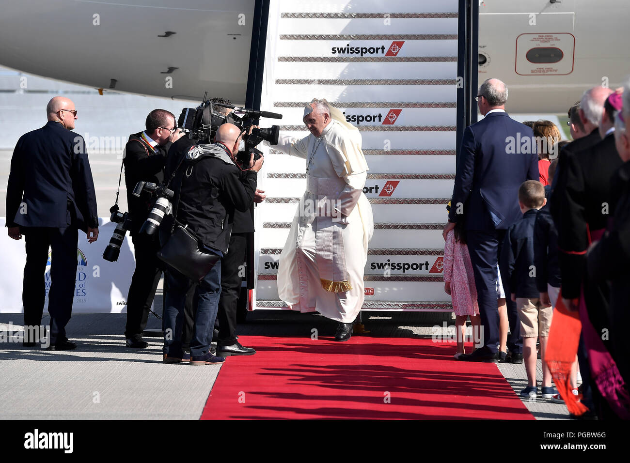 Papst Franziskus disembarks aus dem Flugzeug, als er am Flughafen von Dublin angekommen, als er am Flughafen von Dublin angekommen, als er am Flughafen Dublin ankommt, zu Beginn seines Besuchs in Irland. Stockfoto