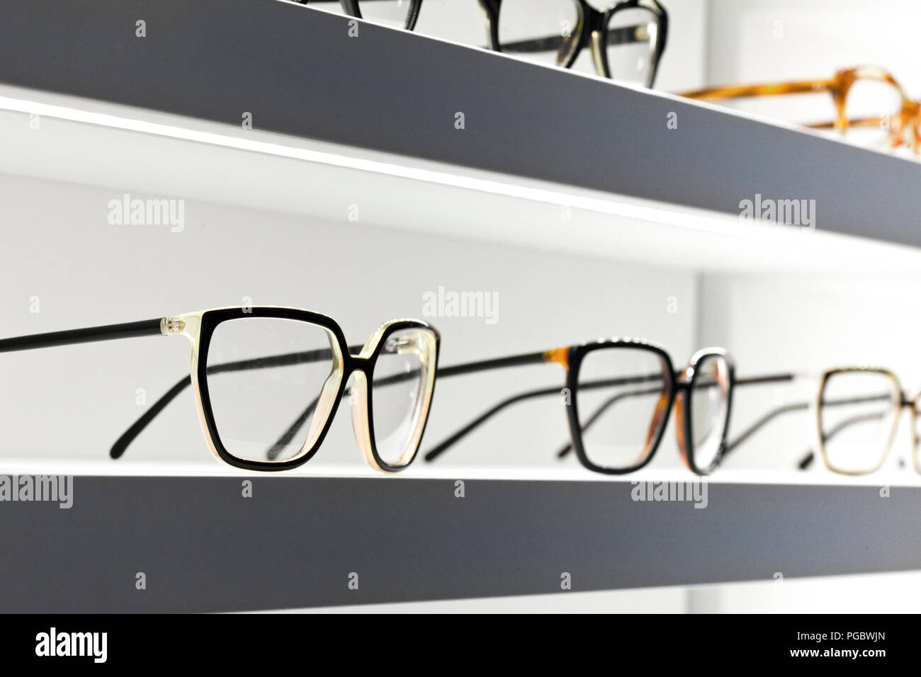 Stilvolles Design Brille auf Regalen in einem Geschäft Stockfoto