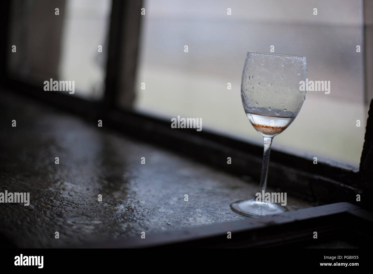 Alten rostigen Gläser Handauflegen Shattered Glas in verlassenen Krankenhaus Stockfoto