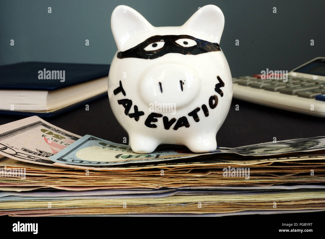Steuerhinterziehung auf einem Sparschwein geschrieben. Stockfoto