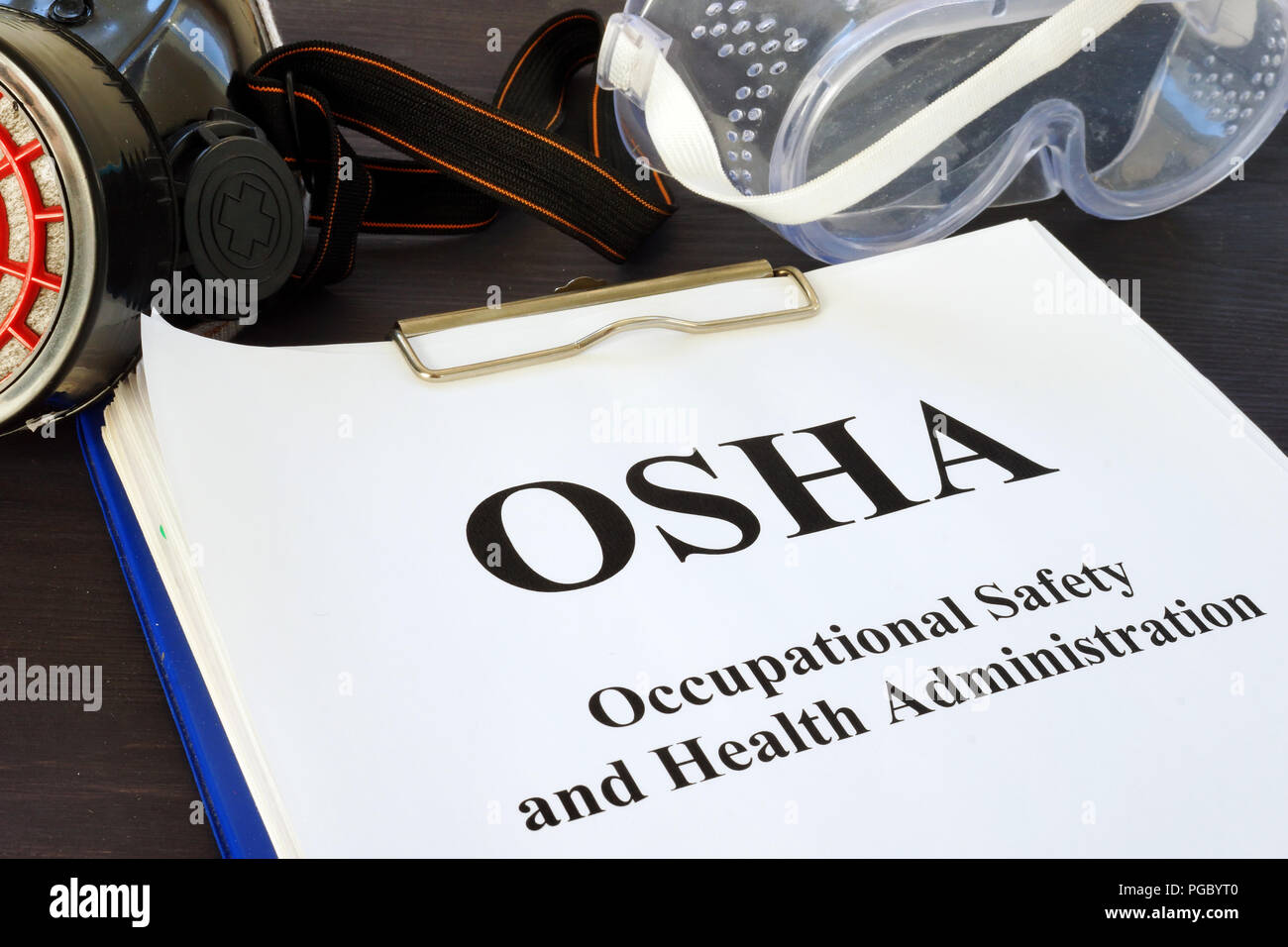 Stapel von Dokumenten mit Behörde für Sicherheit und Gesundheitsschutz am Arbeitsplatz OSHA. Stockfoto