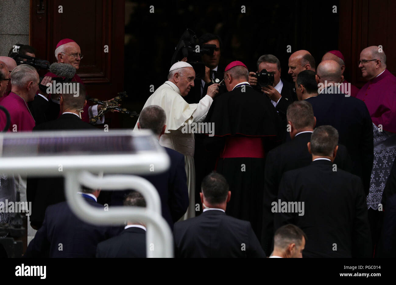 Papst Franziskus kommt für einen Besuch der St Mary's Pro Kathedrale in Dublin mit kürzlich zu erfüllen - Ehepaare und Paare die Vorbereitung auf das Sakrament der Ehe, als Teil seines Besuchs in Irland. Stockfoto