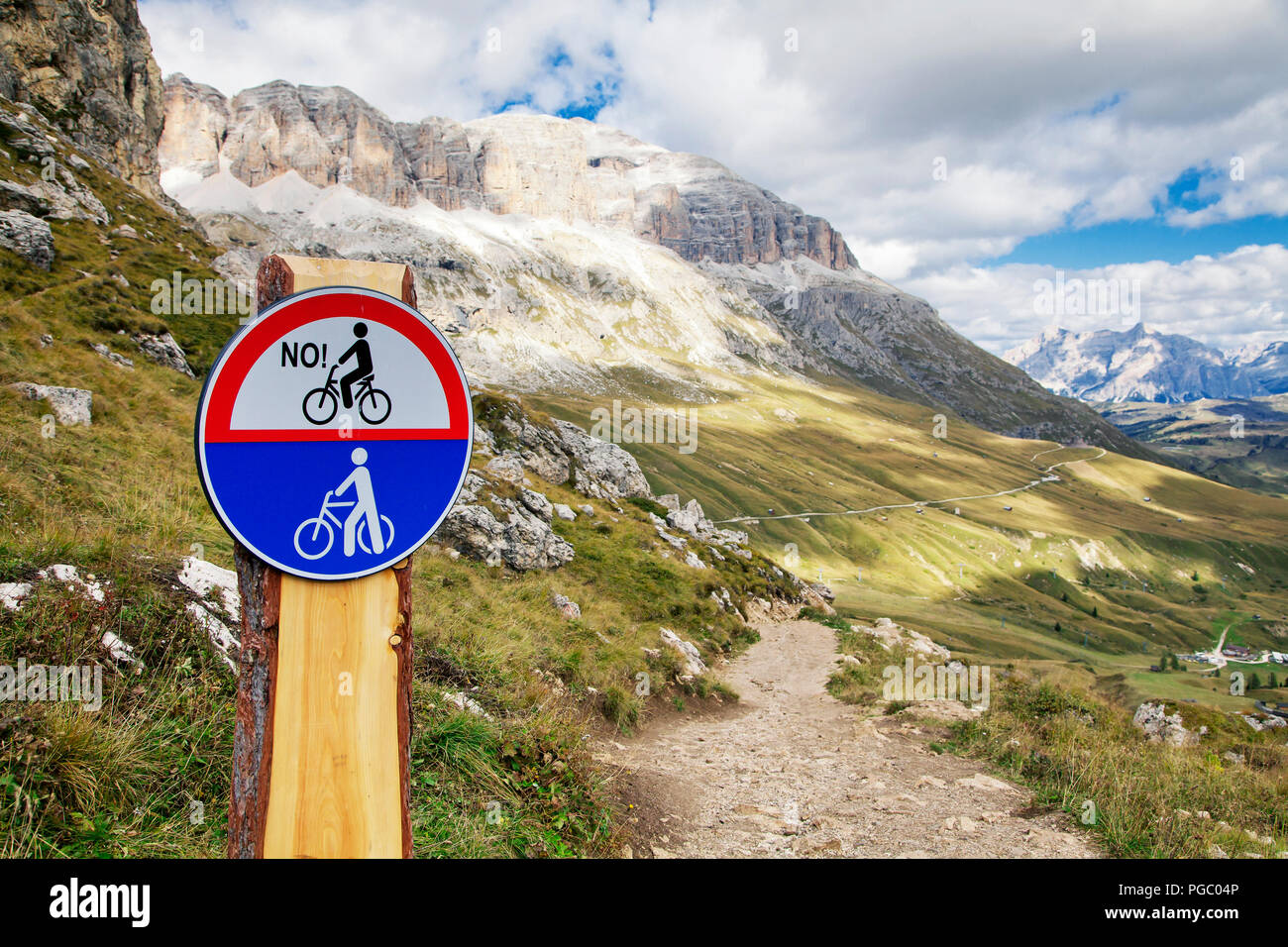 Mountain Road in Dolomiten Stockfoto