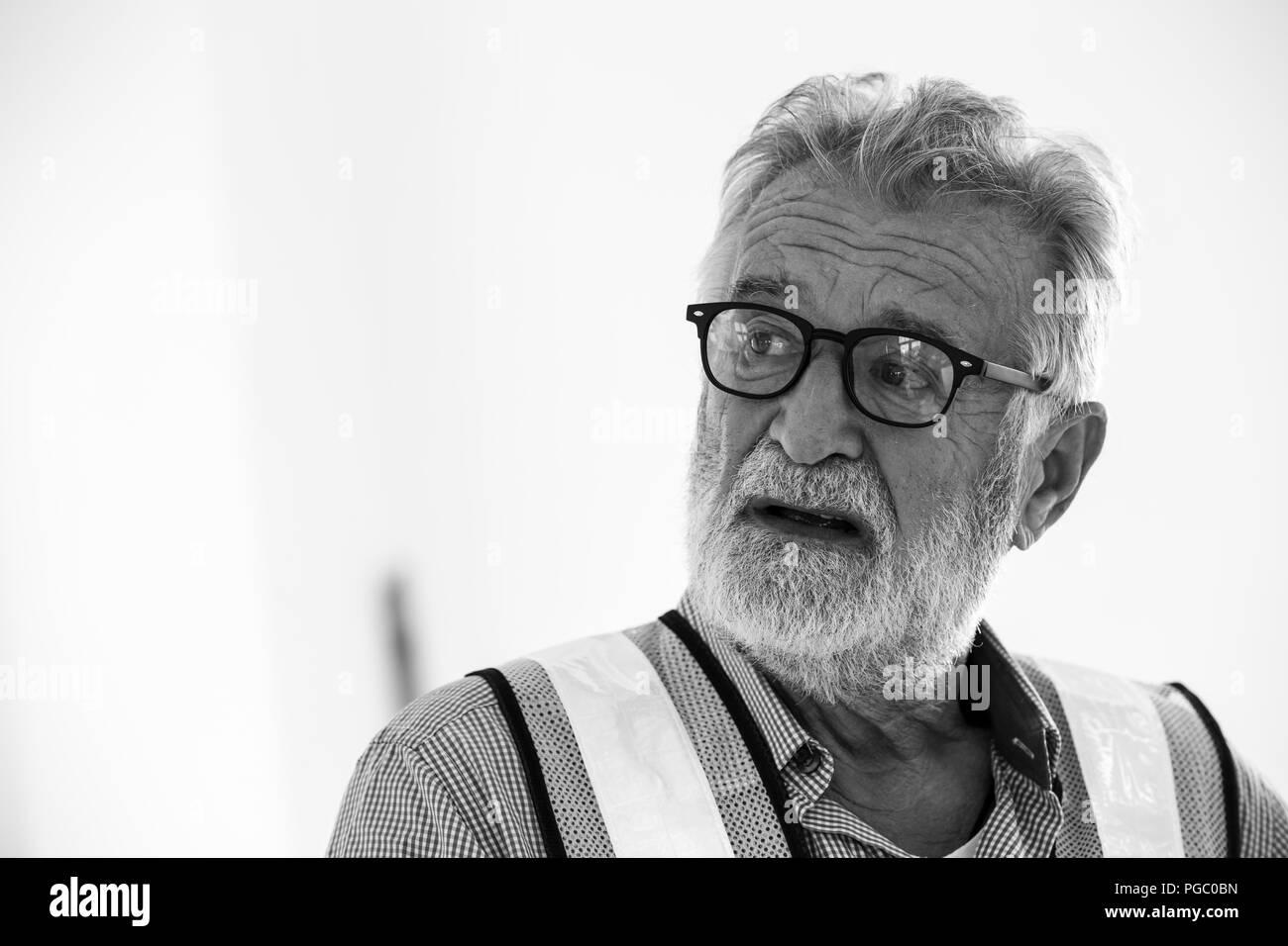 Portrait candid Senior kaukasischen Ingenieur Arbeiter Mann auf professionelle Pflicht, Kunst Ton Stockfoto