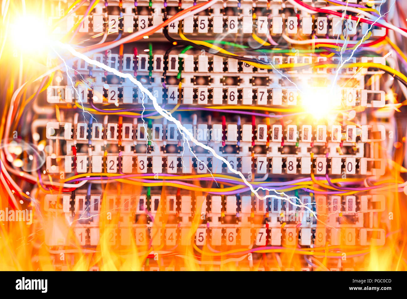 Blitz strom Stromschlag Feuer verbrennen Telefon kabel Line zentrale Konzept Stockfoto