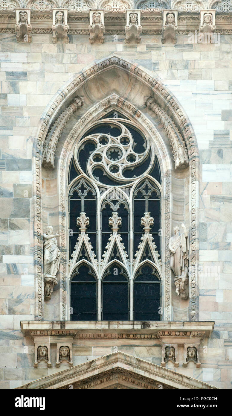 Fenster einer gotischen Kathedrale in Mailand Stockfoto