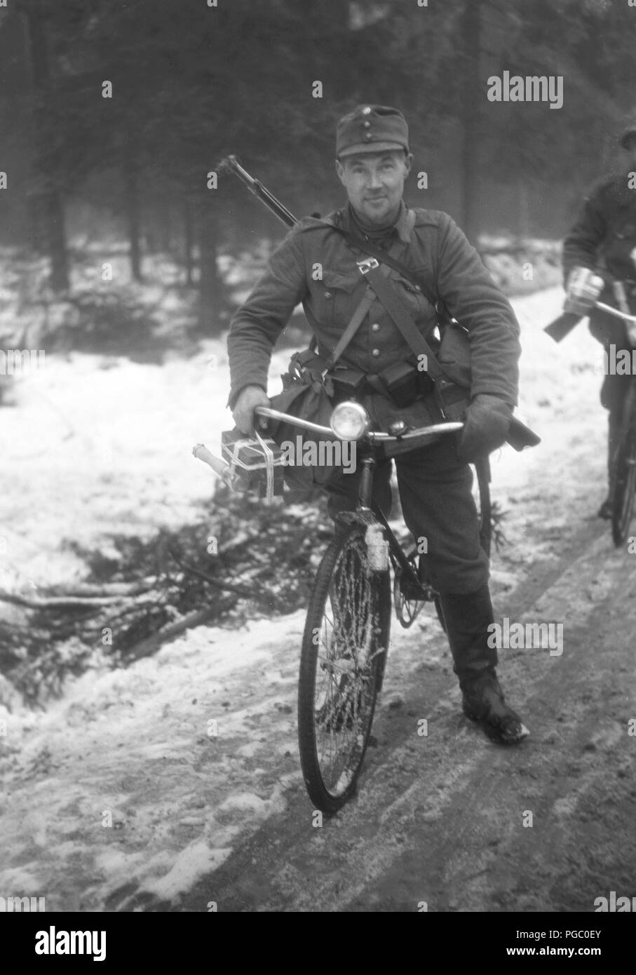 Winter Krieg Finnland 1939. Eine finnische Soldaten Transport von Nachrichten auf seinem Fahrrad in der Nähe der Front an der Mannerheim. Fotograf Kristoffersson ist ein Krieg Fotograf während der ersten Monate des militärischen Konflikts zwischen der Sowjetunion und Finnland. Bild einen Monat nach dem Ausbruch. Dezember 1939 Finnland. Foto Kristoffersson 94-4 Stockfoto