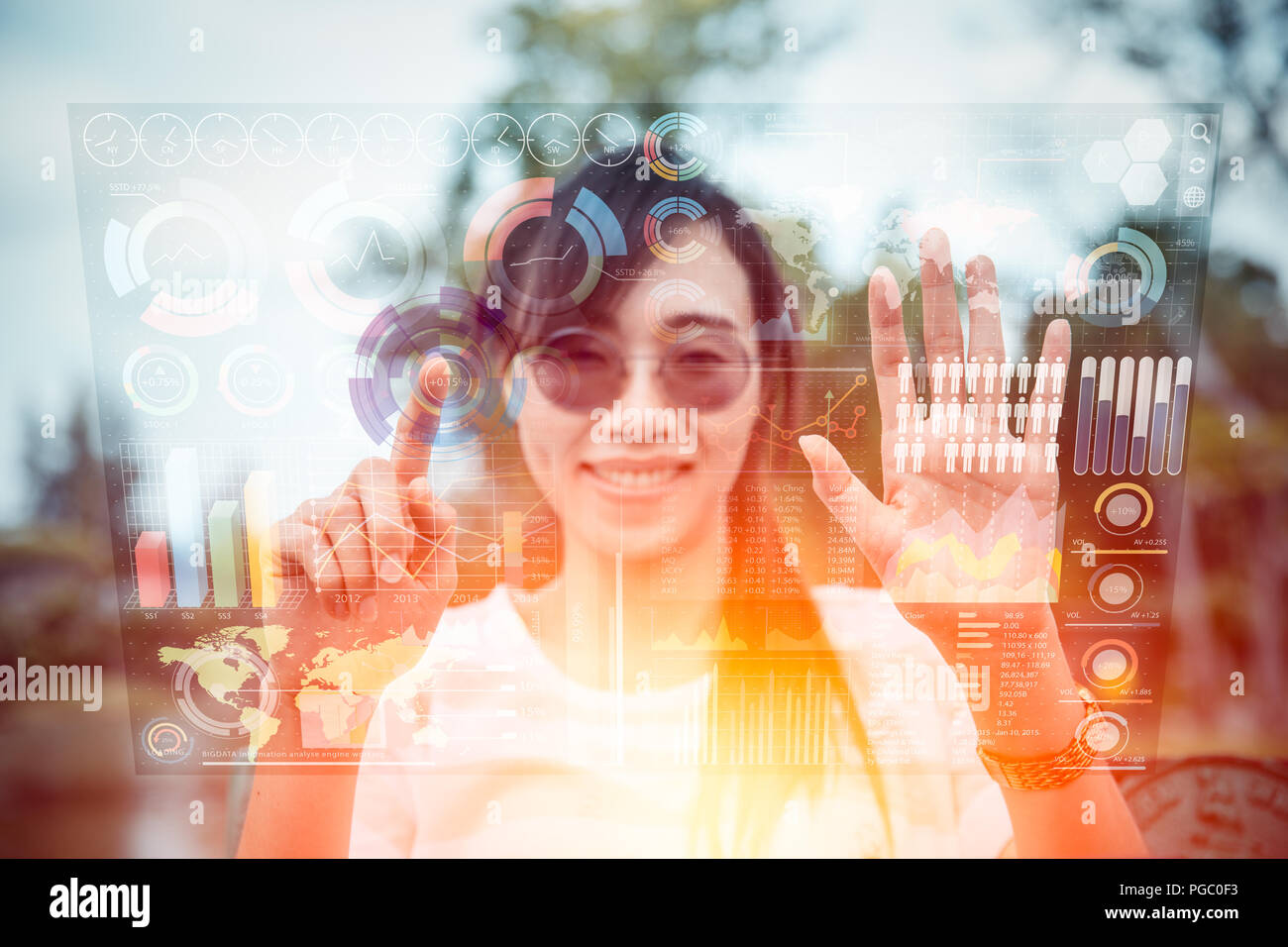 Mädchen mit Vorauszahlung Technologie der Computer hologramm Air Display mix Media Business Informationen Daten chart Outdoor Stockfoto