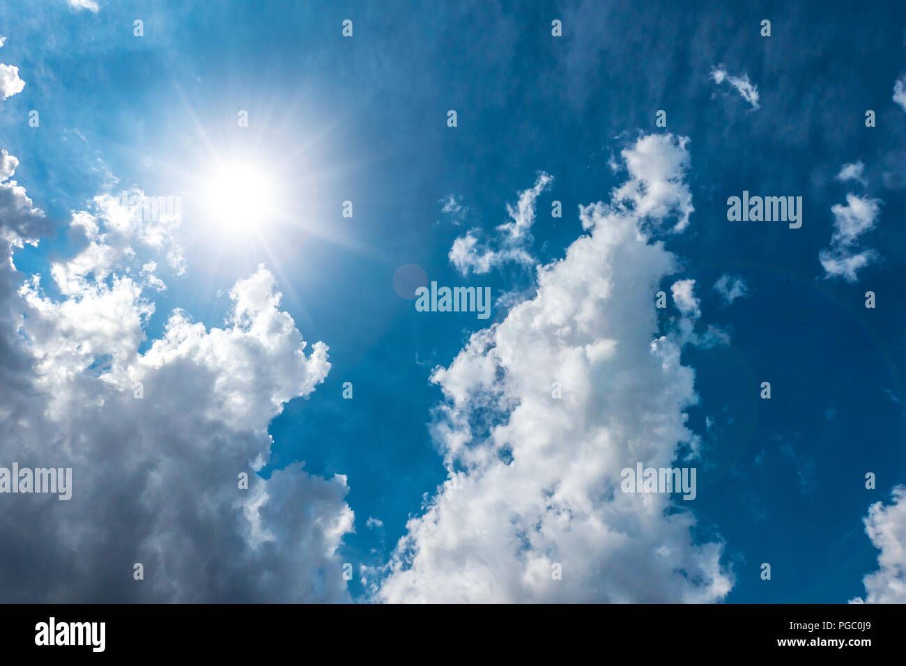 Dramatische tiefen blauen Himmel sonnigen Tag vintage Ton natur Power View Stockfoto