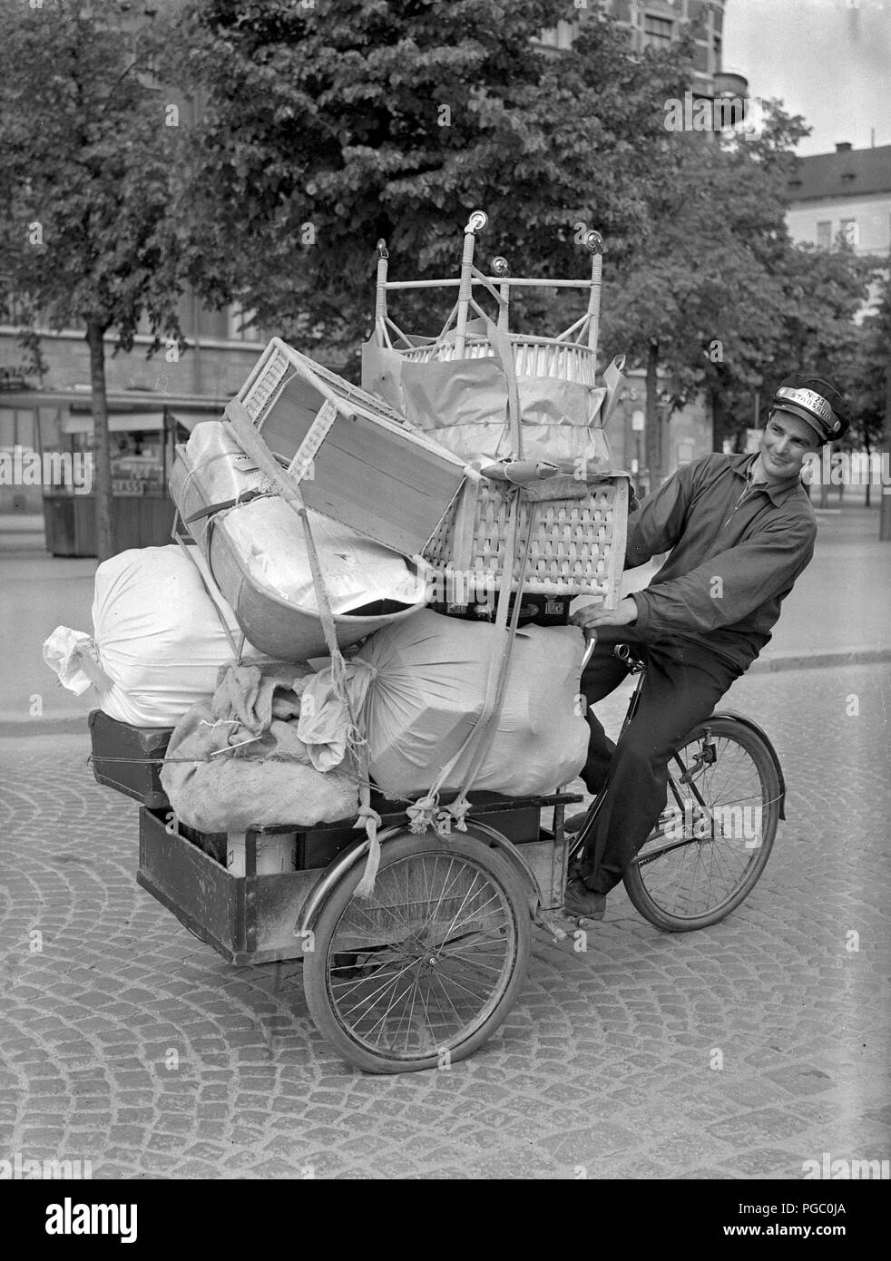 1940 s Transport. Ein junger Mann arbeitet als Fahrrad messanger und Transportieren von Gütern in die Stadt Stockholm mit seinem Transport fahrrad. Juni 1940. Foto Kristoffersson 146-7 Stockfoto