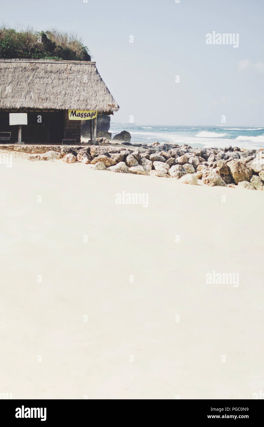 Einfache Massage Hütte mit Strohdach am Strand am Meer, Bali, Indonesien Stockfoto