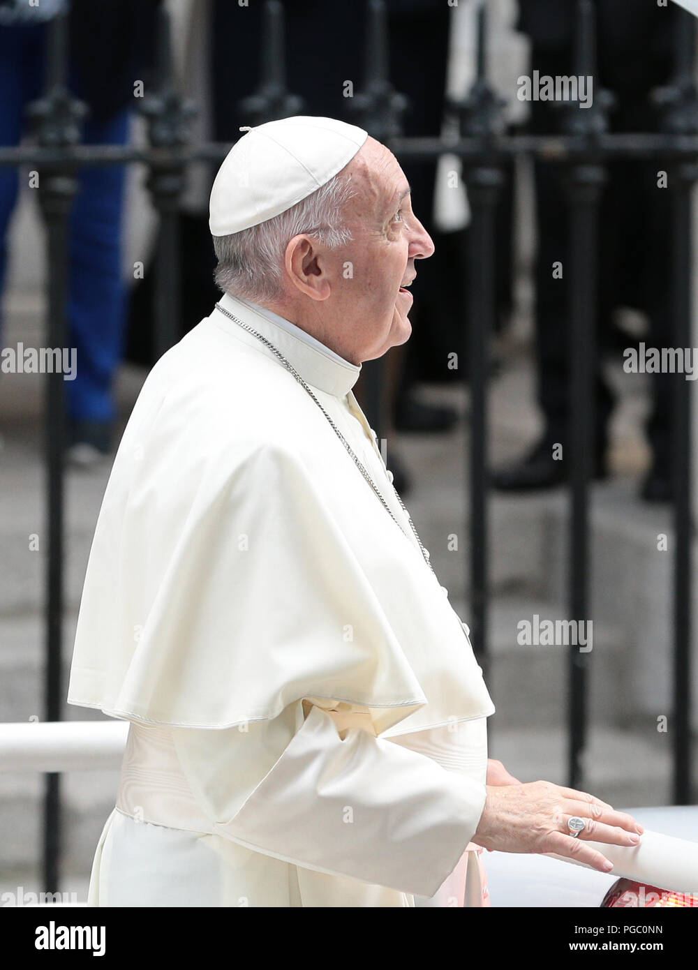 Papst Franziskus Blätter pro St Mary's Kathedrale in Dublin, nach einem Treffen mit kurzem - Ehepaare und Paare die Vorbereitung auf das Sakrament der Ehe, als Teil seines Besuchs in Irland. Stockfoto