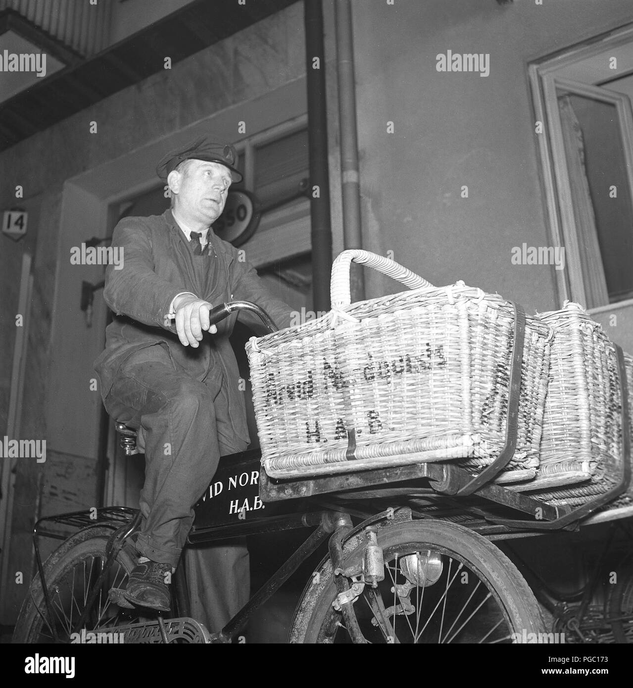1940 s Transport. Ein älterer Mann als Delivery Man mit Lebensmitteln auf seinem Fahrrad zu den Klienten von der Firma Arvid Nordquist, der geliefert werden soll. Schweden 1940. Foto Kristoffersson A125-1 Stockfoto