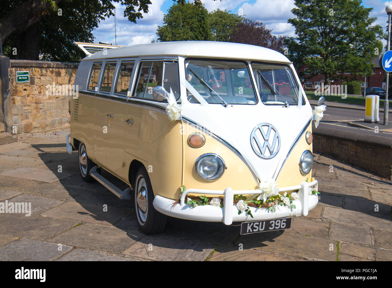 Ein VW split screen Wohnmobil ist als eine Hochzeit Auto in Swillington verwendet Stockfoto