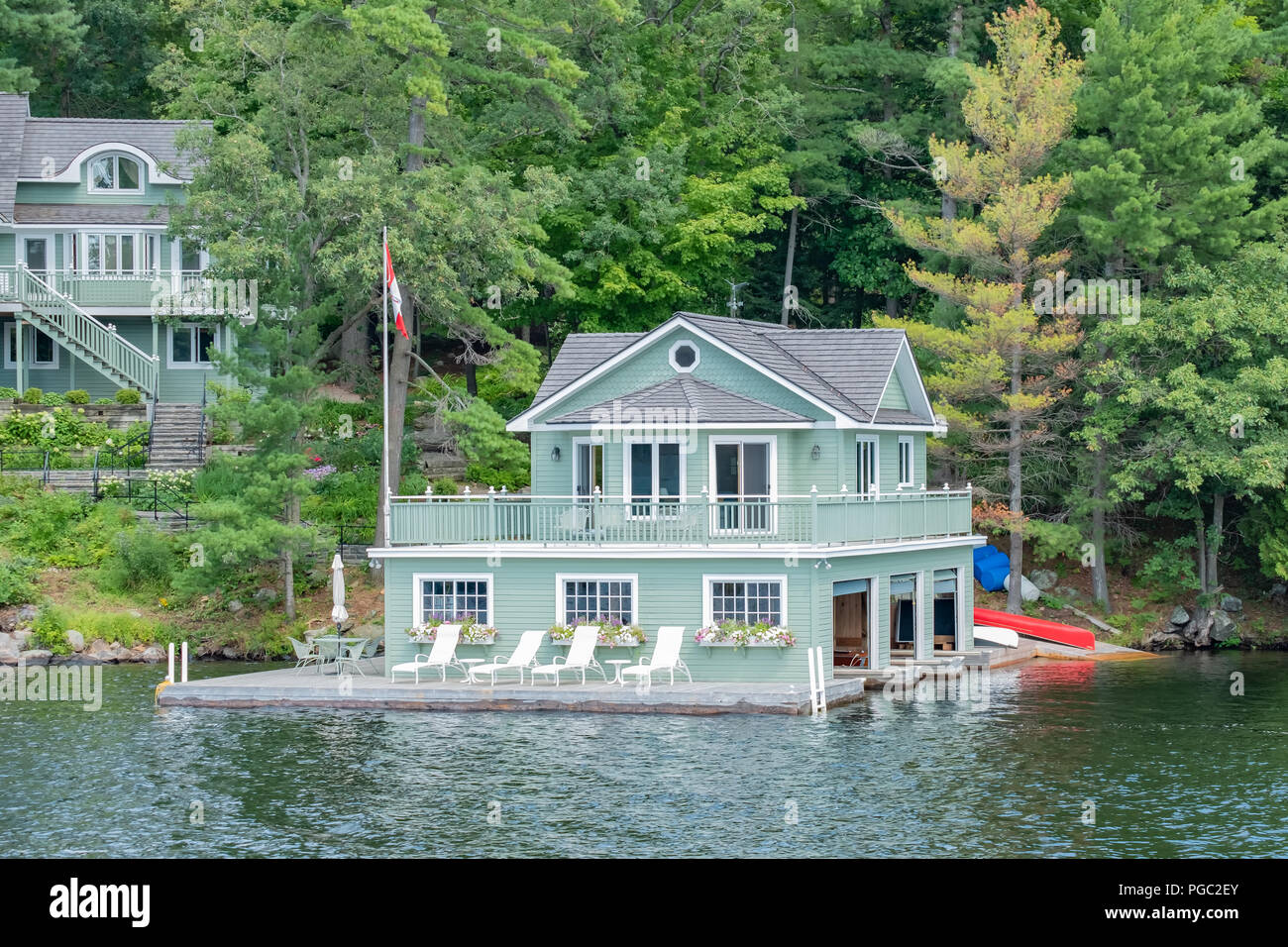 Bootshaus auf dem Wasser des Lake Muskoka Ontario Kanada, einem beliebten Cottage Ziel. Stockfoto