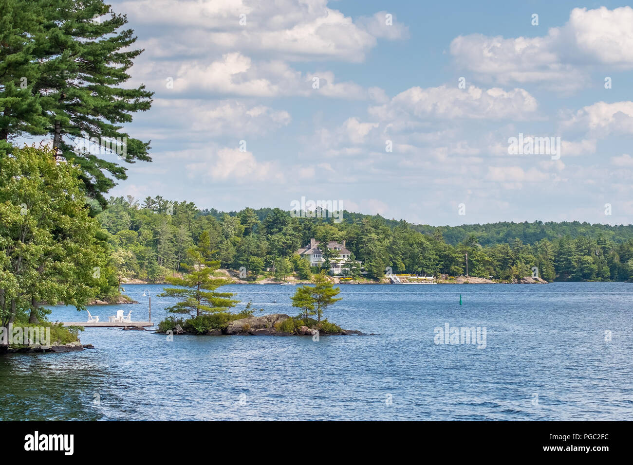 Blick auf den Lake Muskoka Ontario Kanada im Sommer genommen. Ein Ferienhaus ist im Hintergrund zu sehen. Stockfoto