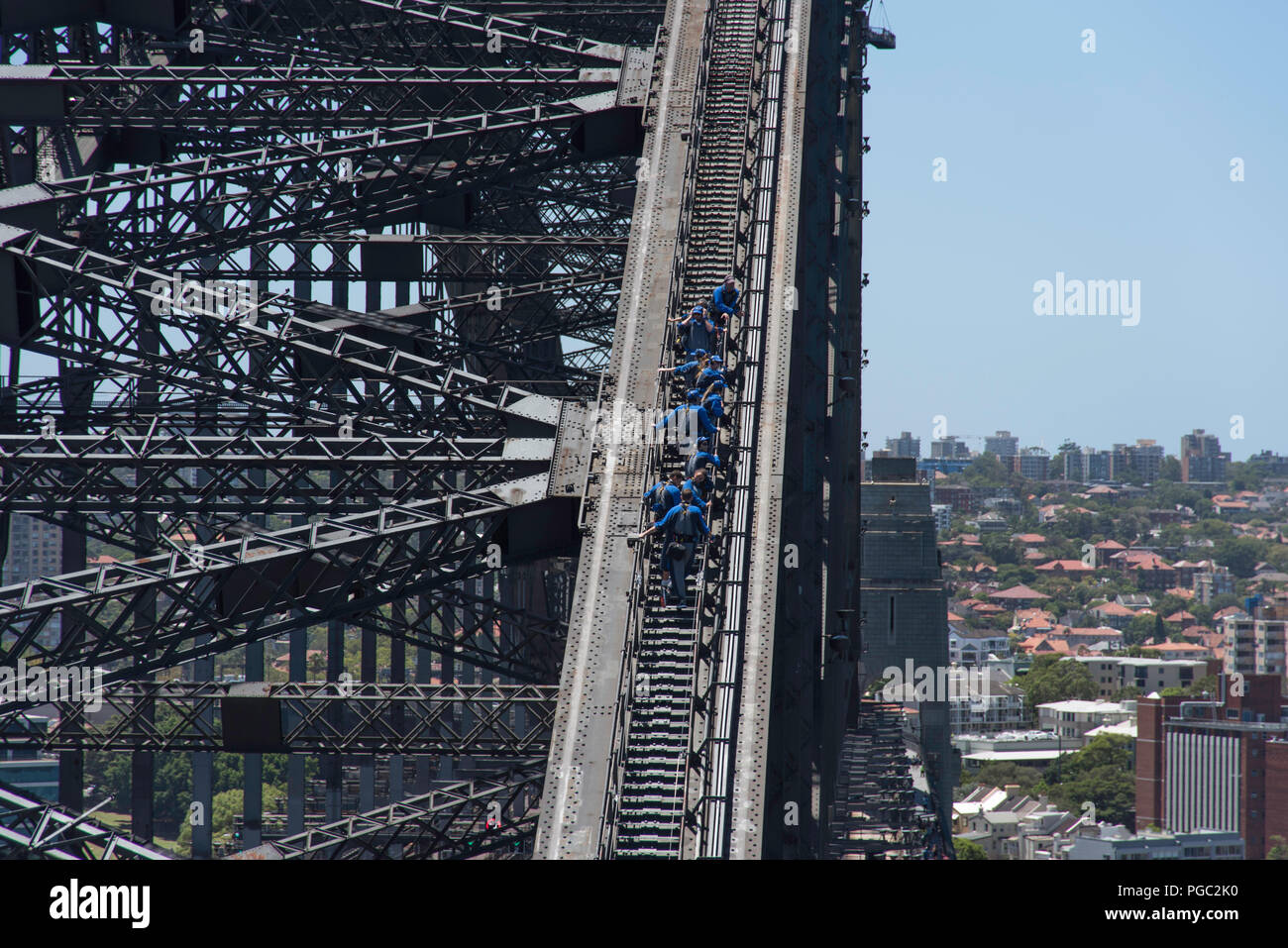 Blick von oben auf die Sydney Harbour Bridge aus Pylon Lookout, mit Brücke Kletterer Stockfoto