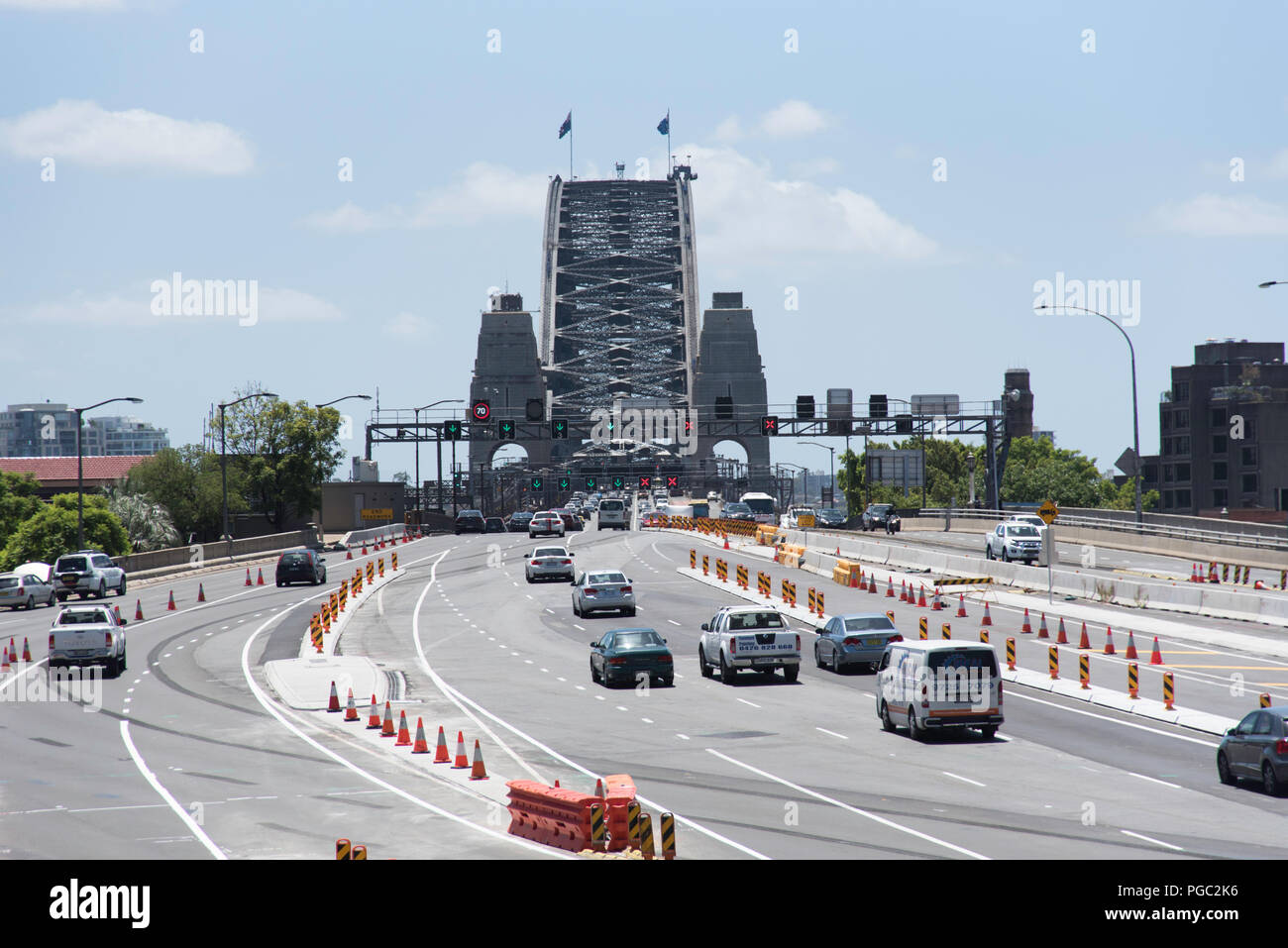 Straße Blick auf die Sydney Harbour Bridge und Cahill Expressway Stockfoto