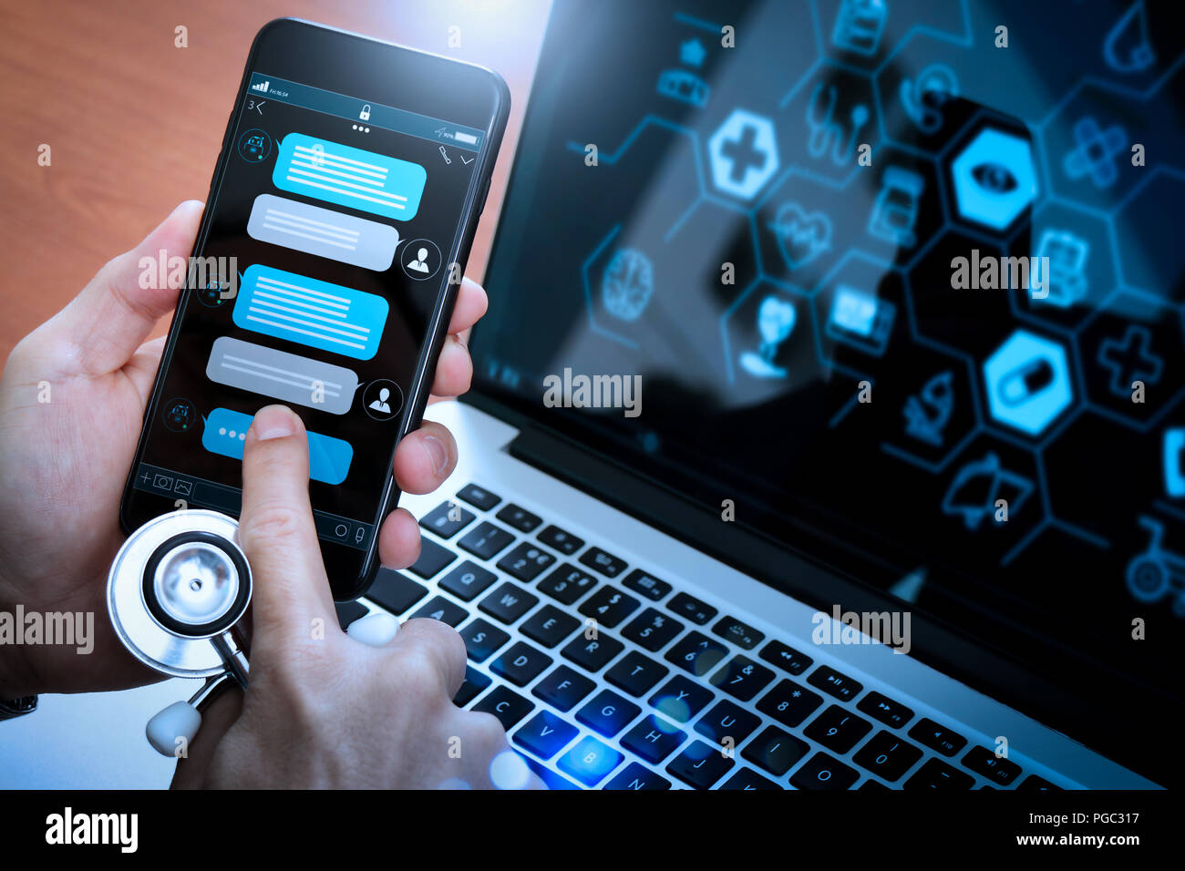 Chatbot Gespräch mit Bildschirm des Smartphones app Interface und künstliche Intelligenz Technologie Verarbeitung virtueller Assistent mit dem Customer Support in Stockfoto