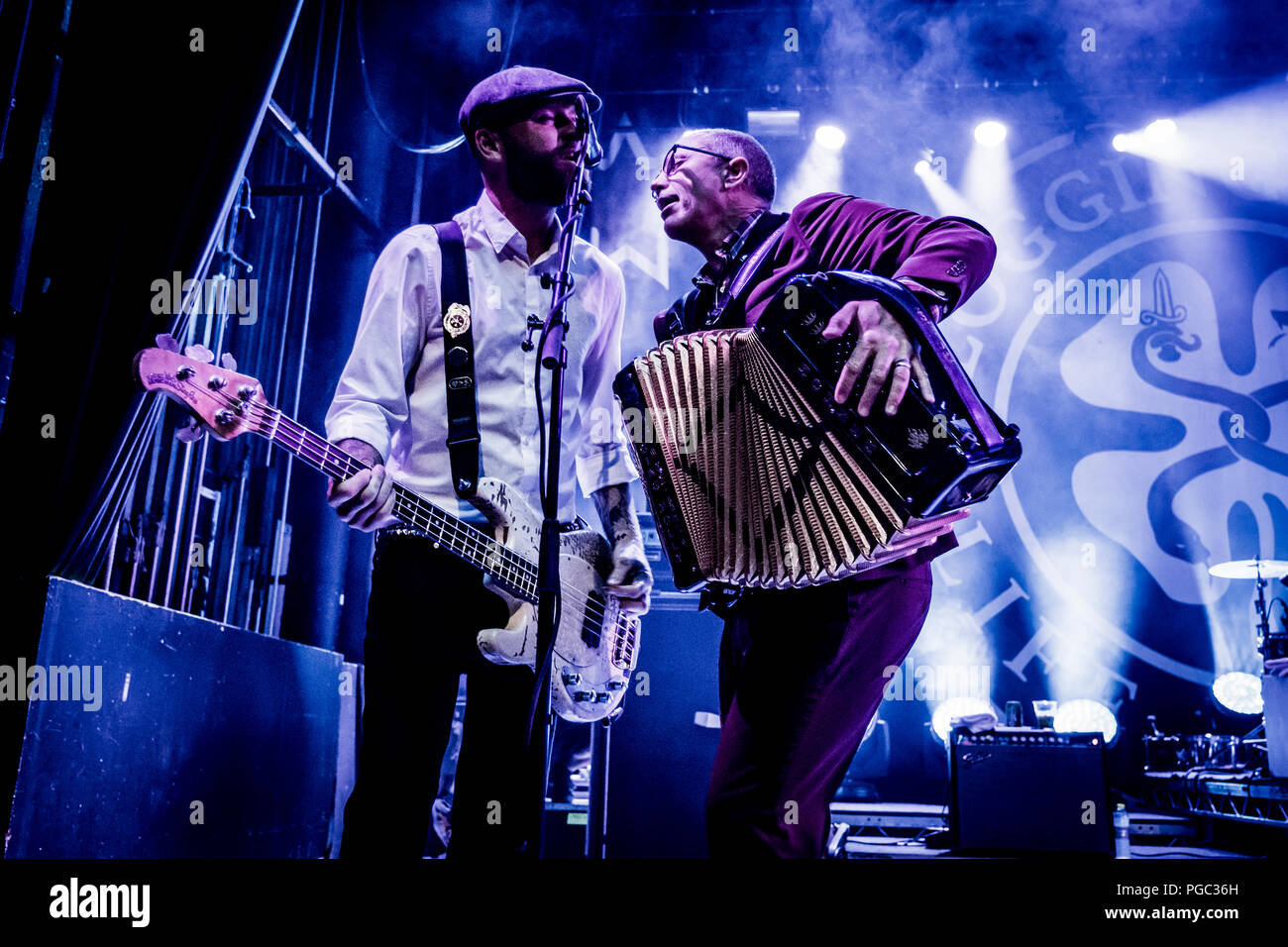 Dänemark, Kopenhagen - August 20, 2018. Die Iren - amerikanische Band Flogging Molly führt ein Live Konzert bei Vega in Kopenhagen. Hier Musiker Matt Hensley (R) zu sehen ist, live auf der Bühne mit Bassist Nathen Maxwell. (Foto: Gonzales Foto - Kim M. Leland). Stockfoto