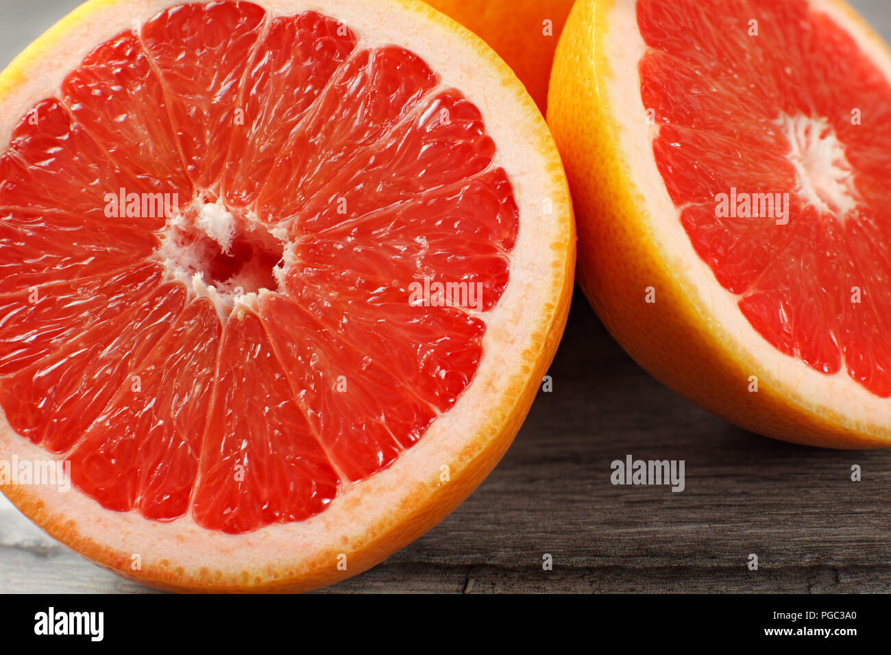 Nahaufnahme von roten Grapefruits halbieren Stockfoto