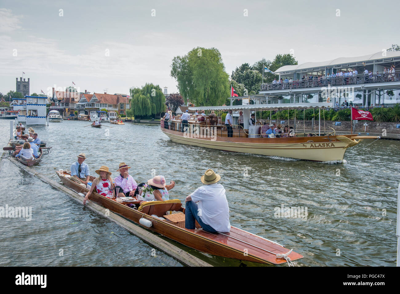 Henley auf Themse, ENGLAND, 01/07/2015, Henley Royal Regatta, der Dampfer, Alaska, vorbei an Phyllis Hof, Pavillon, Punt, zum Kurs Ausleger gebunden. Stockfoto