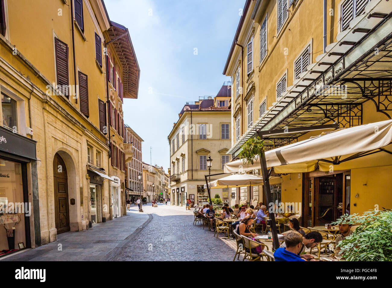PARMA, Italien - 23 AUGUST 2018: Touristen sind zu Fuß und genießen Sie die bezaubernden historischen Straßen von Parma, elegante Stadt in der Region Emilia-Romagna. Stockfoto