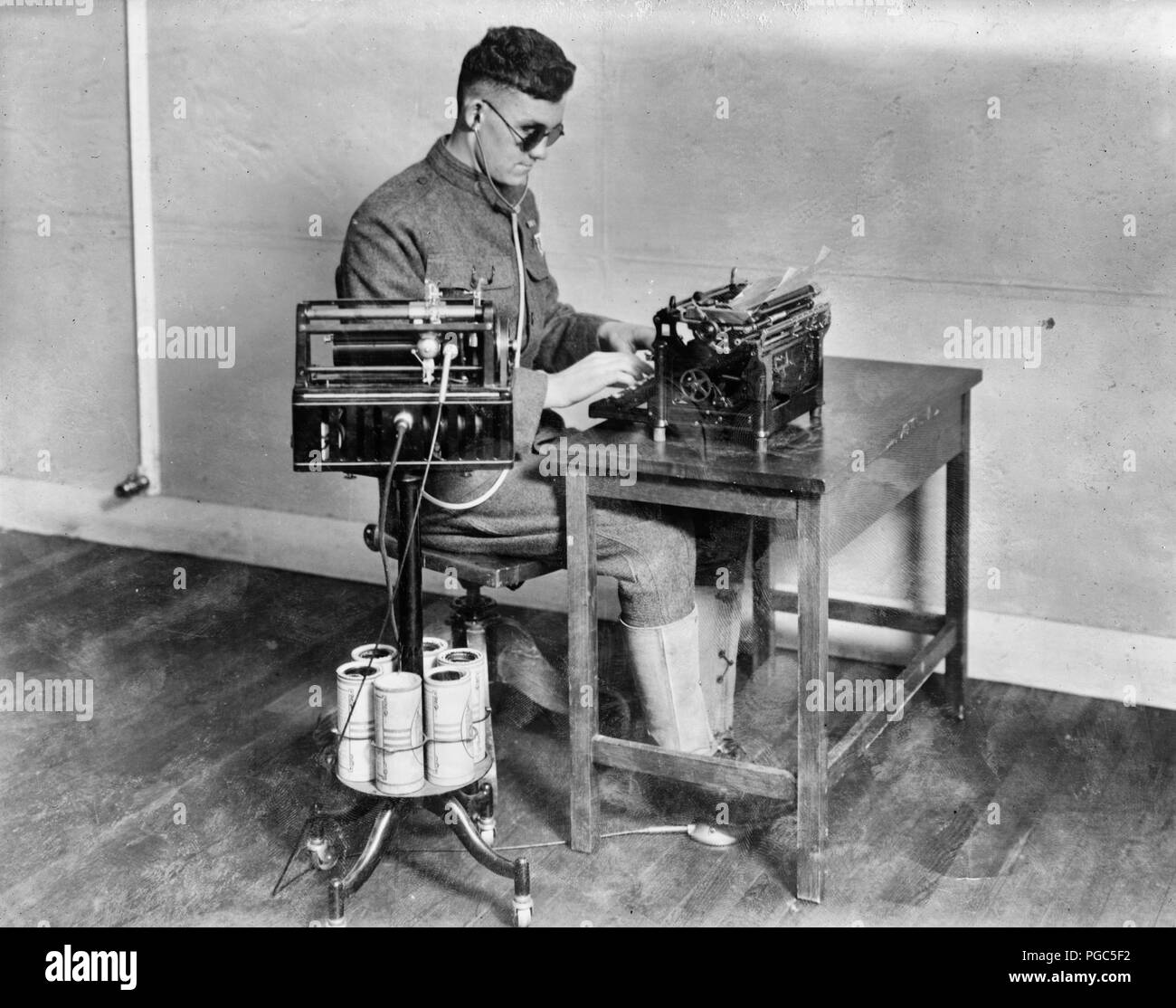 Diktiergerät. Einige der Männer kann eine Gelegenheit finden, ein Diktiergerät in Verbindung mit maschinenschreiben verwenden. Damit die Ausbildung in dieser Arbeit. Januar 1919 Stockfoto