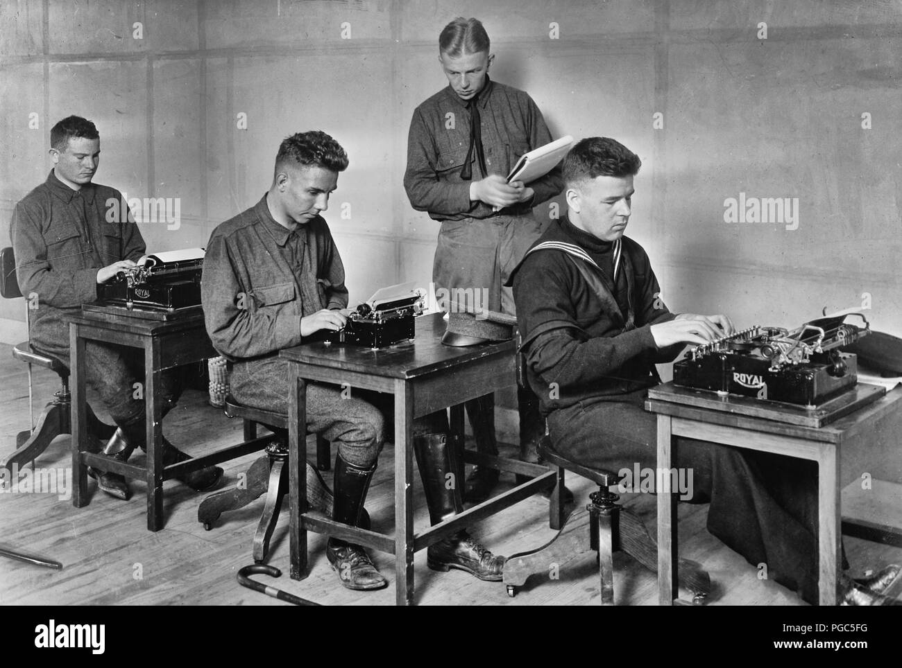 Maschinenschreiben. Der Blinde kann jede Schreibmaschine verwenden, keine speziellen Geräte nötig sind. Wenn die so genannten "Touch system' zu schreiben, die Menschen, die Sehen nicht auf die Tasten zu schauen, ist es genauso gut für diejenigen, die nicht auf der Tastatur sehen. Baltimore, Maryland. 1918 Stockfoto