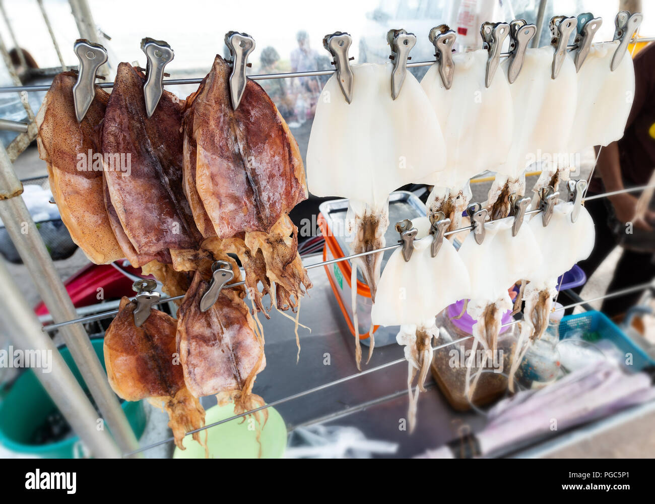 Trockener Tintenfisch mit Clip hängen für Verkauf. Stockfoto