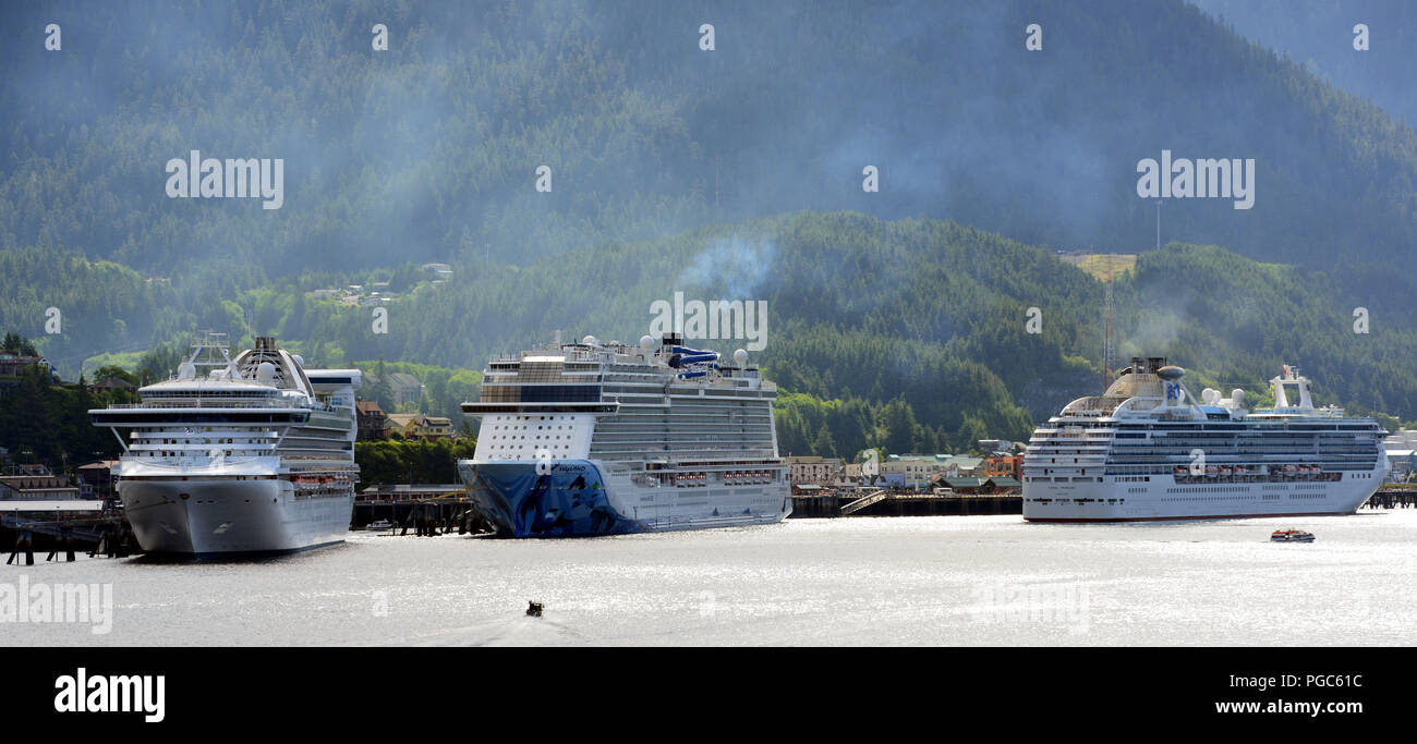 L und R-Kreuzfahrtschiffe Golden Princess, Norwegisch Glückseligkeit und Coral Princess günstig in Ketchikan, Alaska, USA während der Kreuzfahrt in Alaska Inside Passage Stockfoto