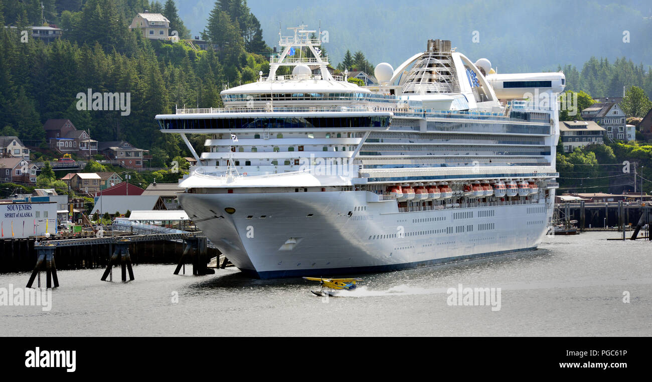 Golden Princess Grand-Klasse Kreuzfahrt mit Princess Cruises im Hafen angedockt Ketchikan, Alaska Freizeit Kreuzfahrt von Alaskas Inside Passage. Stockfoto