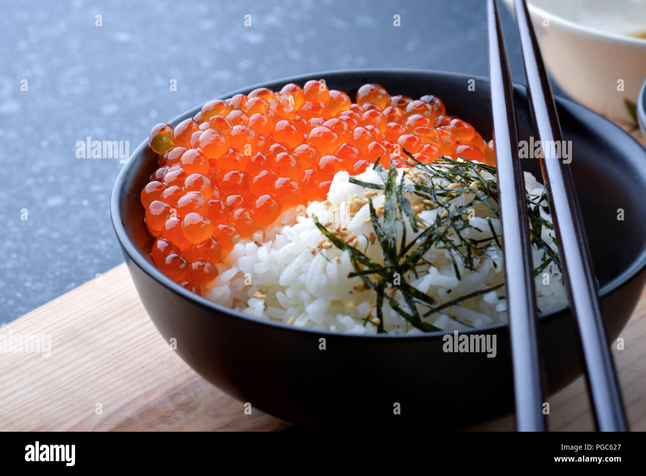 Lachs Rogen mit Reis und Zutaten, die in der japanischen Küche. Stockfoto