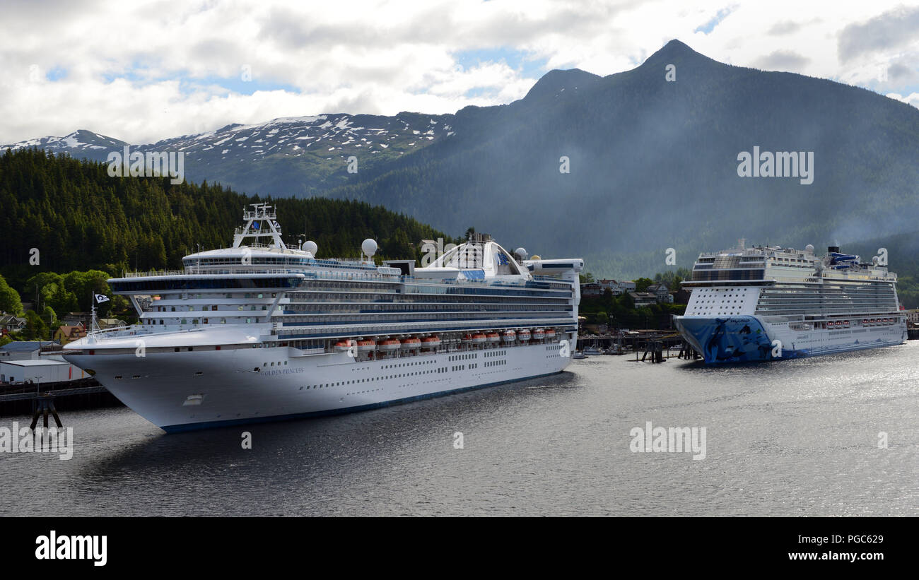 L und R-Kreuzfahrtschiffe Golden Princess und Norwegischer Bliss günstig in Ketchikan, Alaska, USA während der Kreuzfahrt in Alaska Inside Passage Stockfoto