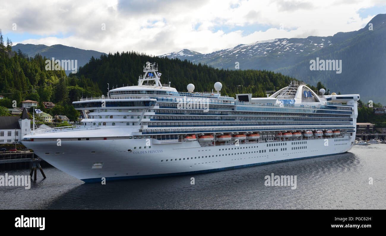 Golden Princess Grand-Klasse Kreuzfahrt mit Princess Cruises im Hafen angedockt Ketchikan, Alaska Freizeit Kreuzfahrt von Alaskas Inside Passage. Stockfoto