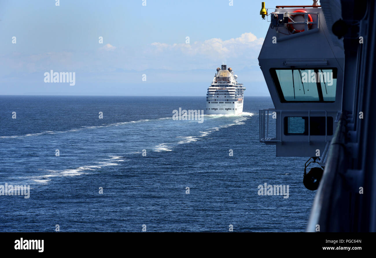 Kreuzfahrtschiff Coral Princess gesehen von MS Volendam während der Kreuzfahrt in Alaska Inside Passage Stockfoto
