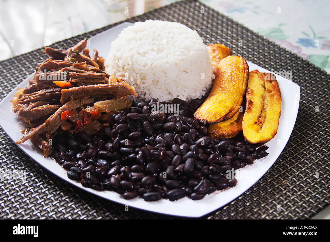 Hausgemachte venezolanischen Essen. Traditionelle venezolanischen Gericht. Pabellon Criollo. Weißer Reis, schwarze Bohnen, gebratene Bananen essen, sowie geschredderte Rindfleisch Stockfoto