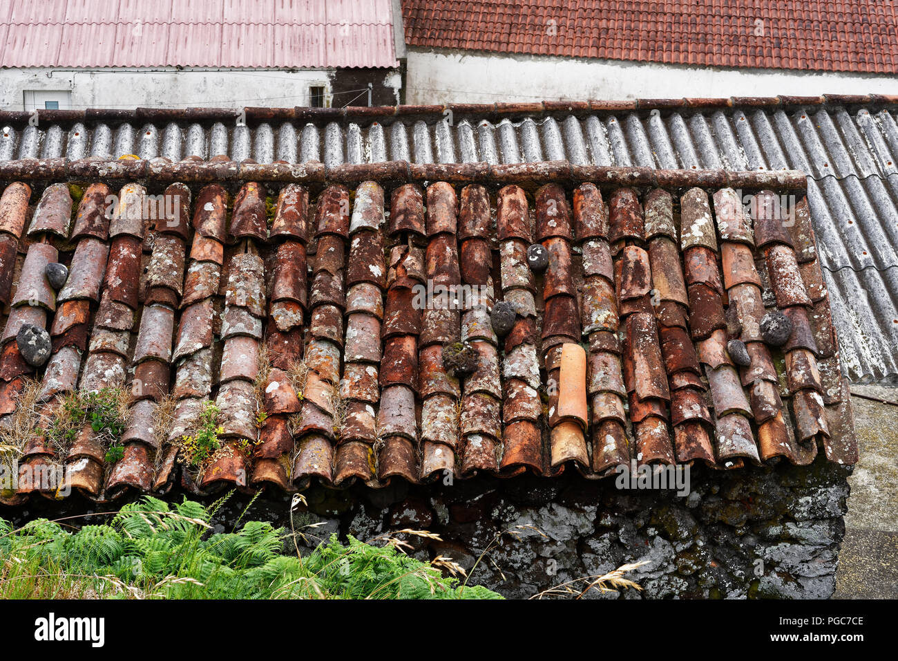 Blick auf die Dächer von älteren Gebäuden, jedes Dach hat eine andere Farbe und der Art der Dacheindeckung, Fliesen, Wellblech - Ort: Azoren Corvo Island Stockfoto Blick auf die Dächer von älteren Gebäuden, jedes Dach hat eine andere Farbe und der Art der Dacheindeckung, Fliesen, Wellblech - Ort: Azoren Corvo Island Stockfoto