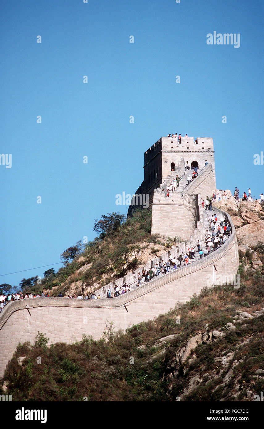 Blick auf einen Teil der Großen Mauer Nordwestlich und nördlich von Peking mit den Wehrturm Positionen und viele Touristen. Der Bau der Mauer begann im 7. Jahrhundert v. Chr. von der erste Kaiser Quin Shui Hunag Di. Es ist 25 Meter hoch und fast 25 Meter dick in den Plätzen, die die ursprüngliche Wand, 1500 Meilen in der Länge, dauerte zehn Jahre abzuschließen. Im Jahre 1368 AD der Ming Dynastie weiter Bau für 200 Jahre und es ist jetzt mehr als 3750 Meilen in der Länge. Genaue Datum schossen Unbekannte Stockfoto
