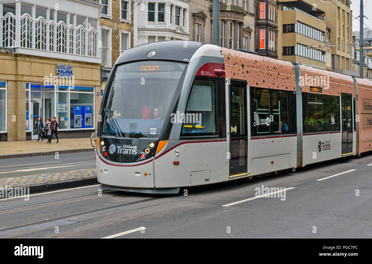 Ein EDINBURGH Schottland Edinburgh Tram an der Princes Street in Edinburgh PARK LOGO Stockfoto