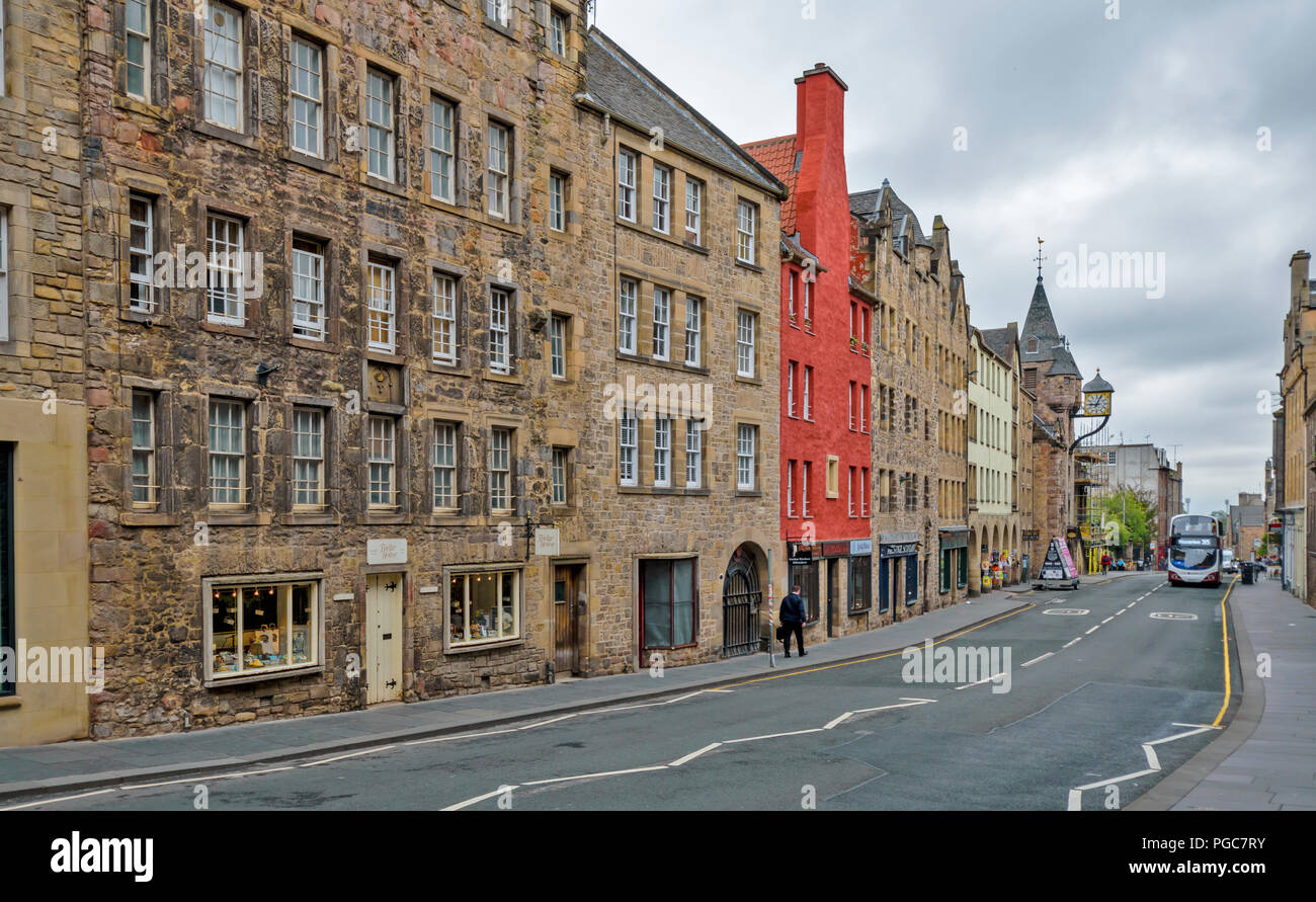 Schottland Edinburgh Royal Mile CANONGATE UND BLICK NACH UNTEN MIT DER UHR MAUTSTELLE TAVERNE Stockfoto