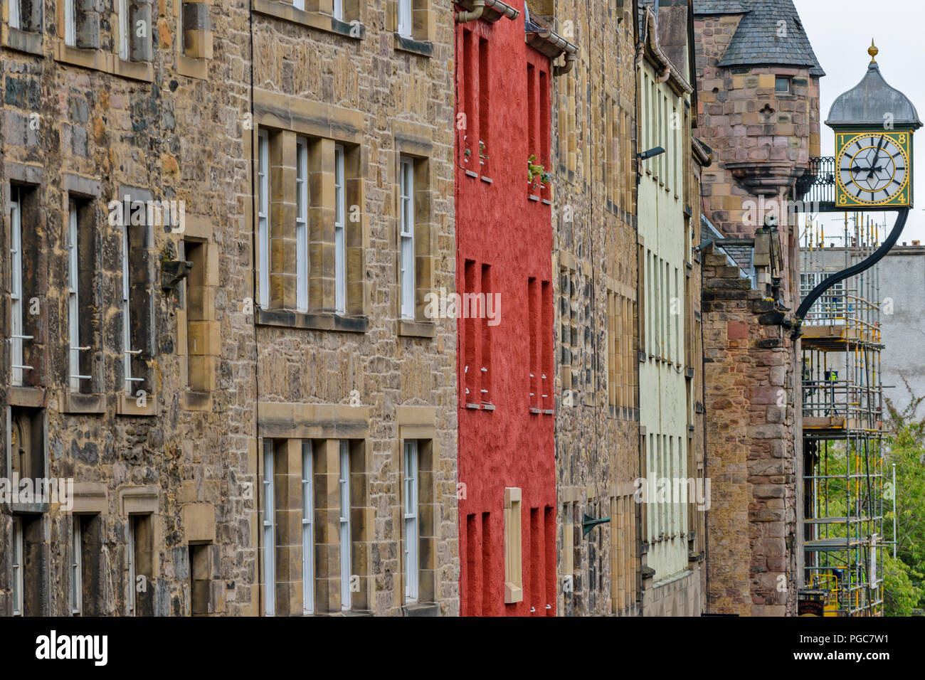 Schottland Edinburgh Royal Mile CANONGATE UND ROTEN HAUS UND DIE UHR AUF MAUTSTELLE TAVERNE Stockfoto