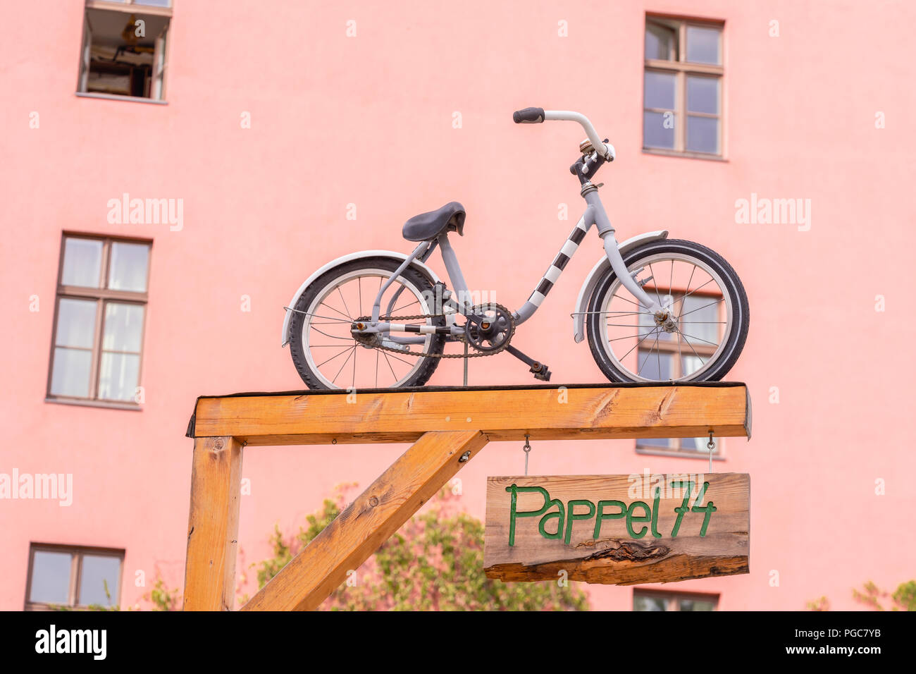 Eine kleine Kinder Fahrrad am Eingang der Pappel 74 - ein Jugendzentrum in der Kastanienallee im Bezirk Prenzlauer Berg, Berlin, Deutschland Stockfoto