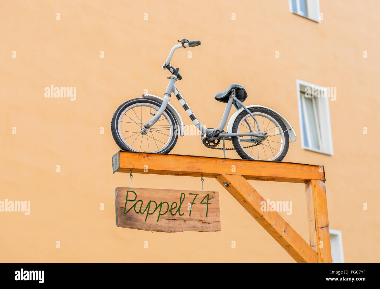 Eine kleine Kinder Fahrrad am Eingang der Pappel 74 - ein Jugendzentrum in der Kastanienallee im Bezirk Prenzlauer Berg, Berlin, Deutschland Stockfoto