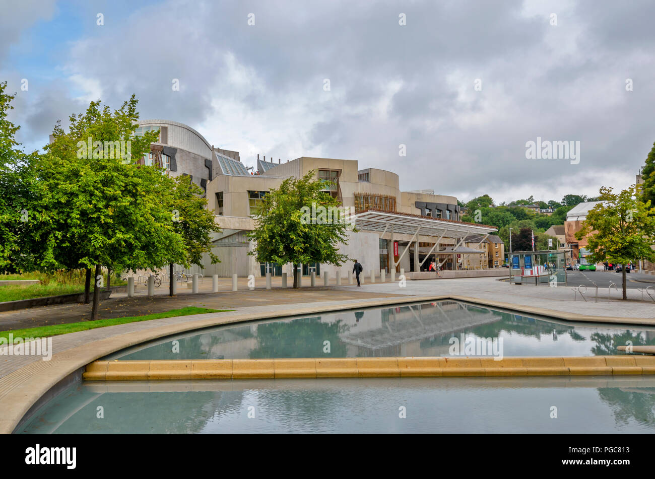 EDINBURGH SCHOTTLAND HORSE WYND und Schottisches Parlamentsgebäude Wasser und Bäume Stockfoto